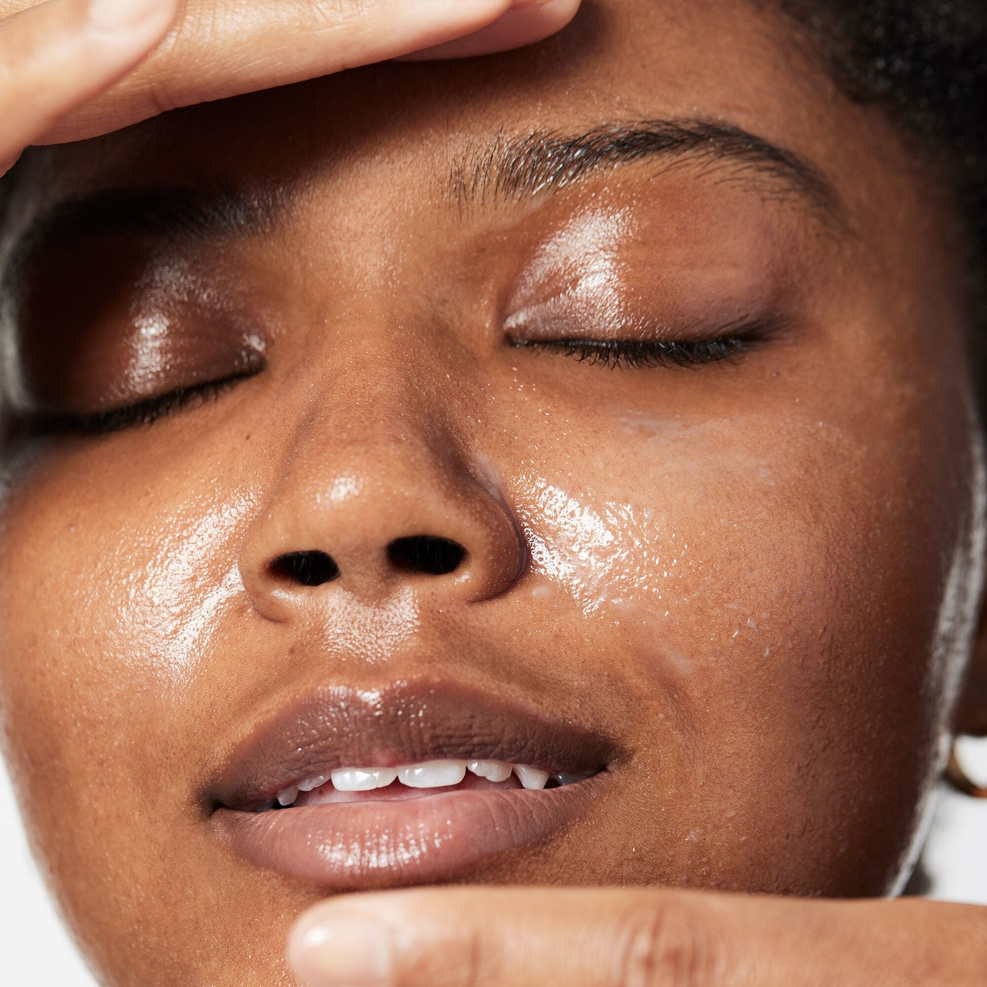holy-hydration-makeup-melting-cleansing-balm-d3 040822_Model_HH-Cleansingbalm_044_RT2-V1_IGF_6a40ae53-ccc2-4a83-9d08-7c99f2dc2b4b.jpg