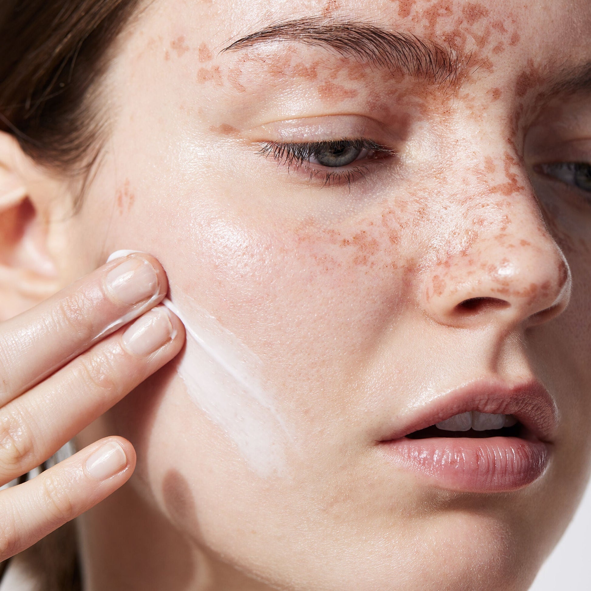 holy-hydration-face-cream-q4 040822_Model_HH-FaceCream_091_RT2-V1_IGF_38740f4c-997d-4161-a3bd-3457855e993f.jpg