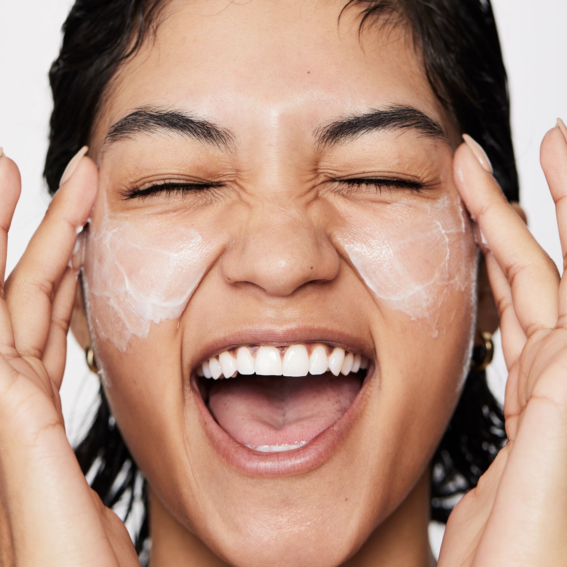 pure-skin-moisturizer-h5 040822_Model_Pure-Moisturizer_200_RT2-V1_RGB040822_Model_Pure-Moisturizer_200_RT2-V1_V1_IGF.jpg