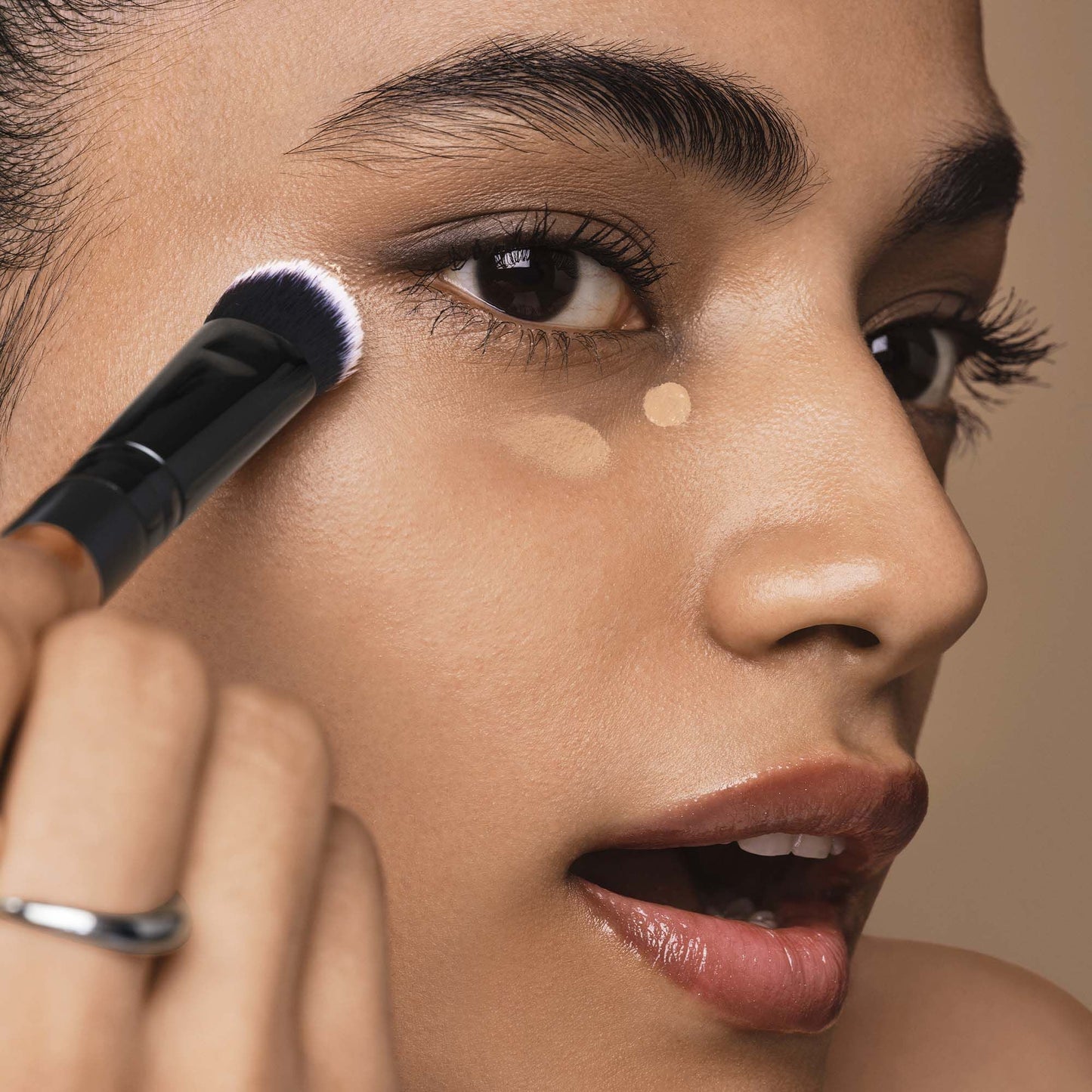 tap-and-blend-concealer-brush-y7 042925_Dipti_SoftGlam_Brushes_App_0044_477_w3QC_IGF.jpg