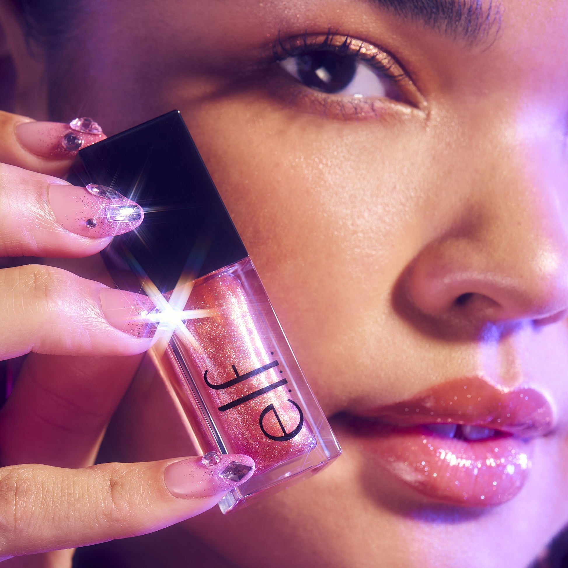 glow-reviver-plumping-lip-oil-a0 072225_Breanna_LipPlump_0391_2000x2000_0613e084-a418-44f9-b40d-c461b7a4b6db.jpg