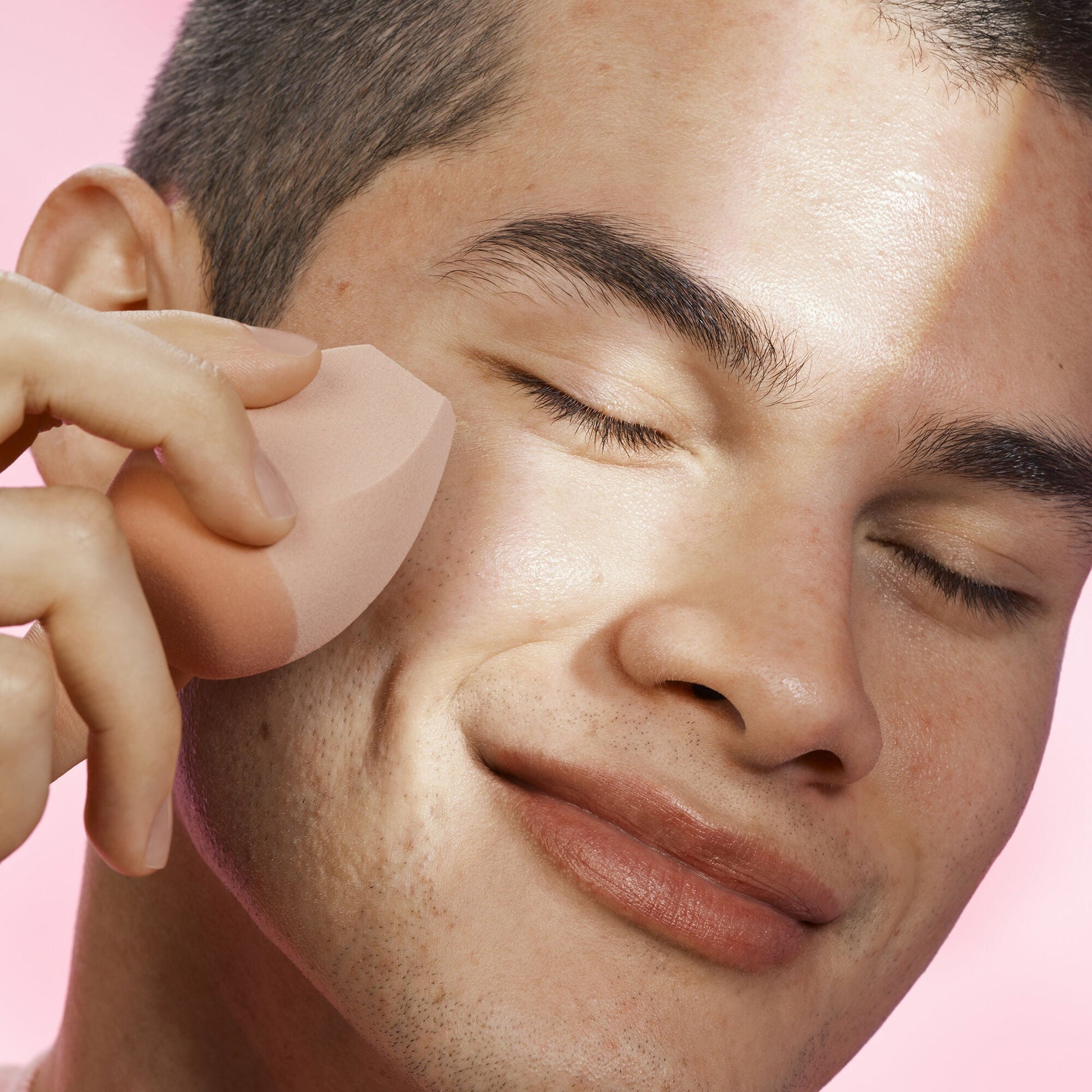 halo-glow-angled-silicone-face-sponge-c6 102124_HGST_Alfredo_Application_0134_v2_RGB_IGF.jpg