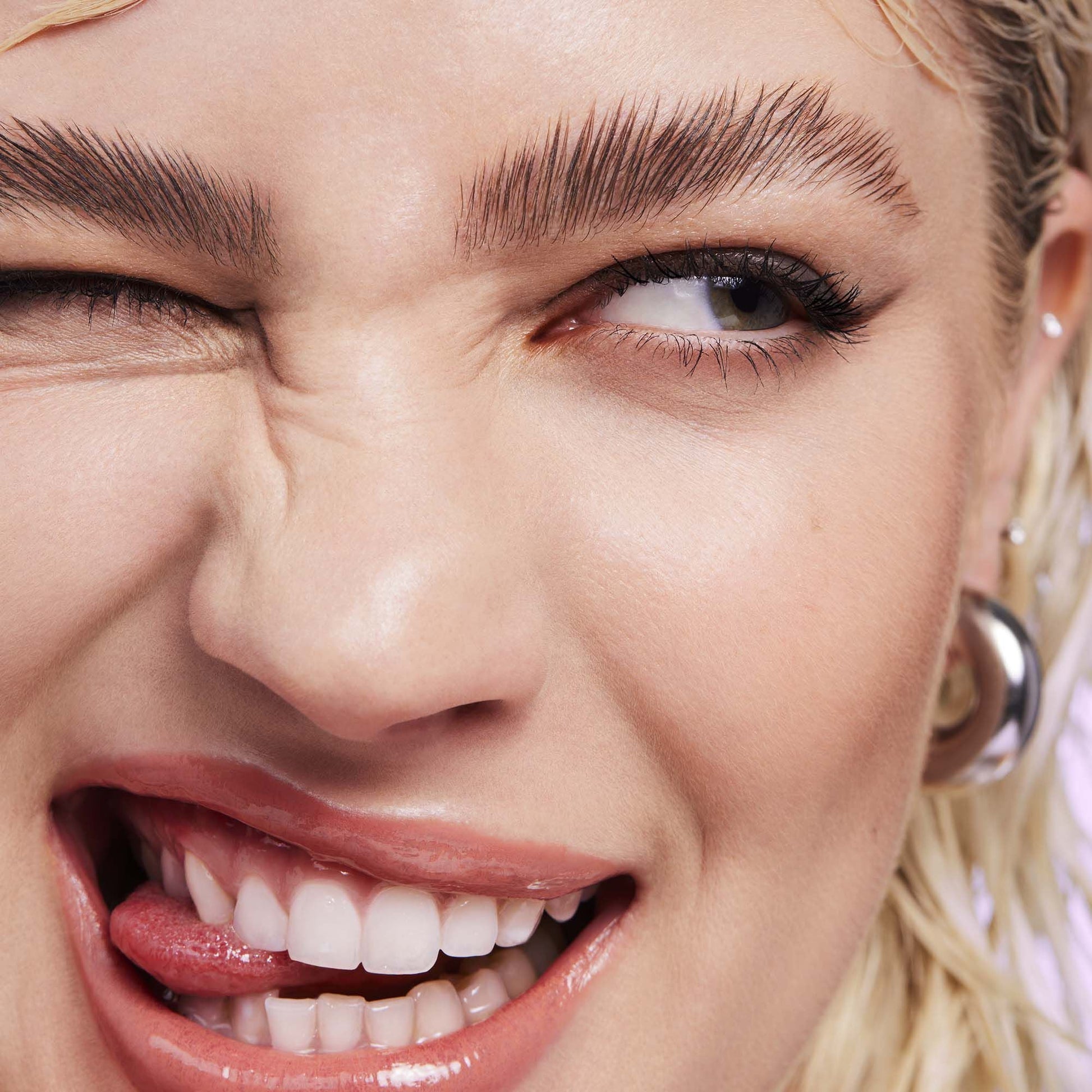 brow-laminating-gel-o6 110923_Genevieve_BrowGel_App-Vibe_6982_RGB_IGF.jpg