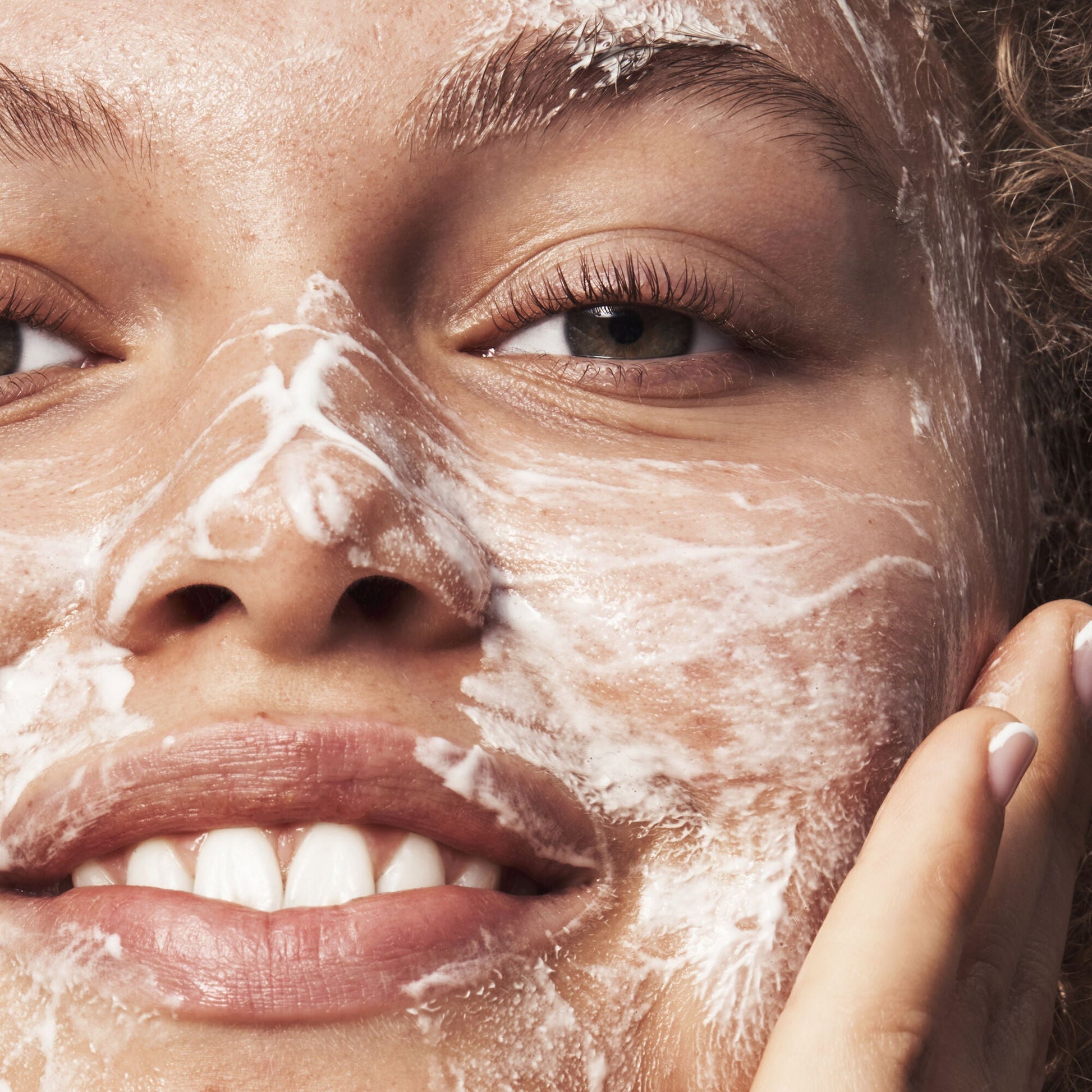 blemish-breakthrough-acne-clarifying-cleanser-j2 121321_Marley-Acne-Regimen_0117_FINAL_IGF.jpg