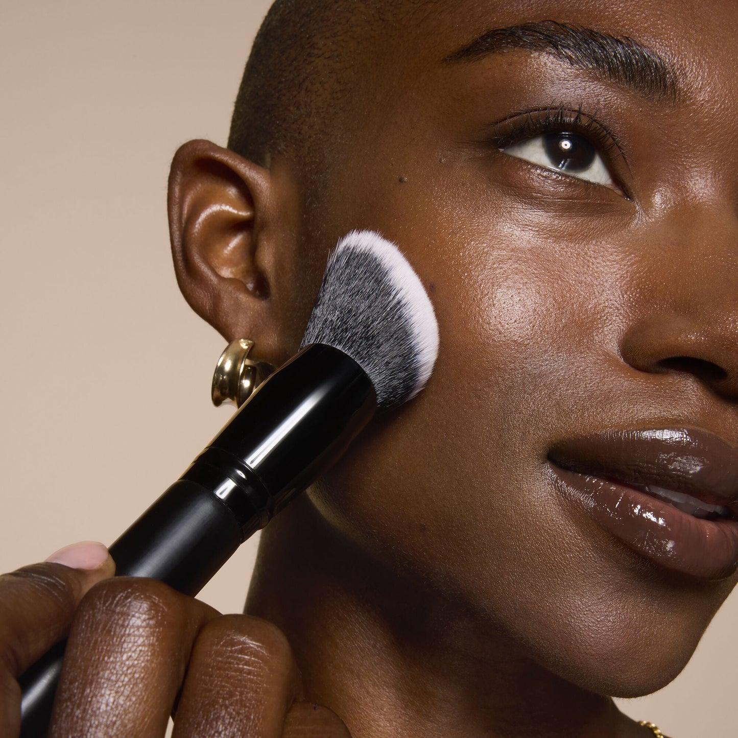 smooth-swipe-foundation-brush-f8 81456_MOM_SMOOTH_SWIPE_FOUNDATION_BRUSH_TOOL_SHOT_IYANNA_0169_V4.jpg