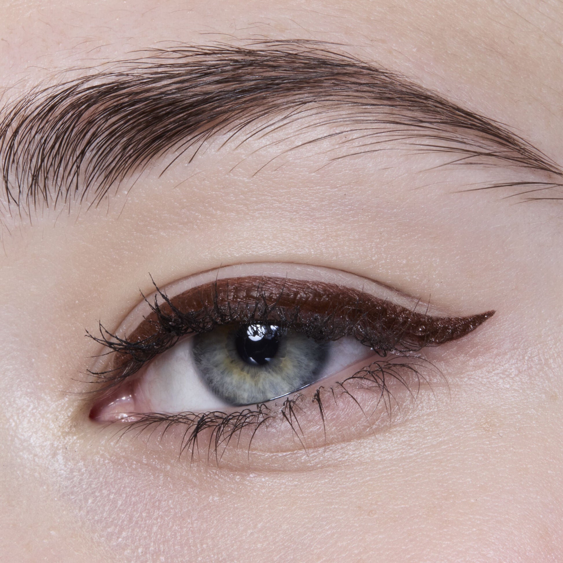 h2o-proof-eyeliner-pen-c4 81606_H20_PROOF_EYELINER_20PEN_CHESTNUT_MOM_BROWN_JORDAN_0029_v3.jpg