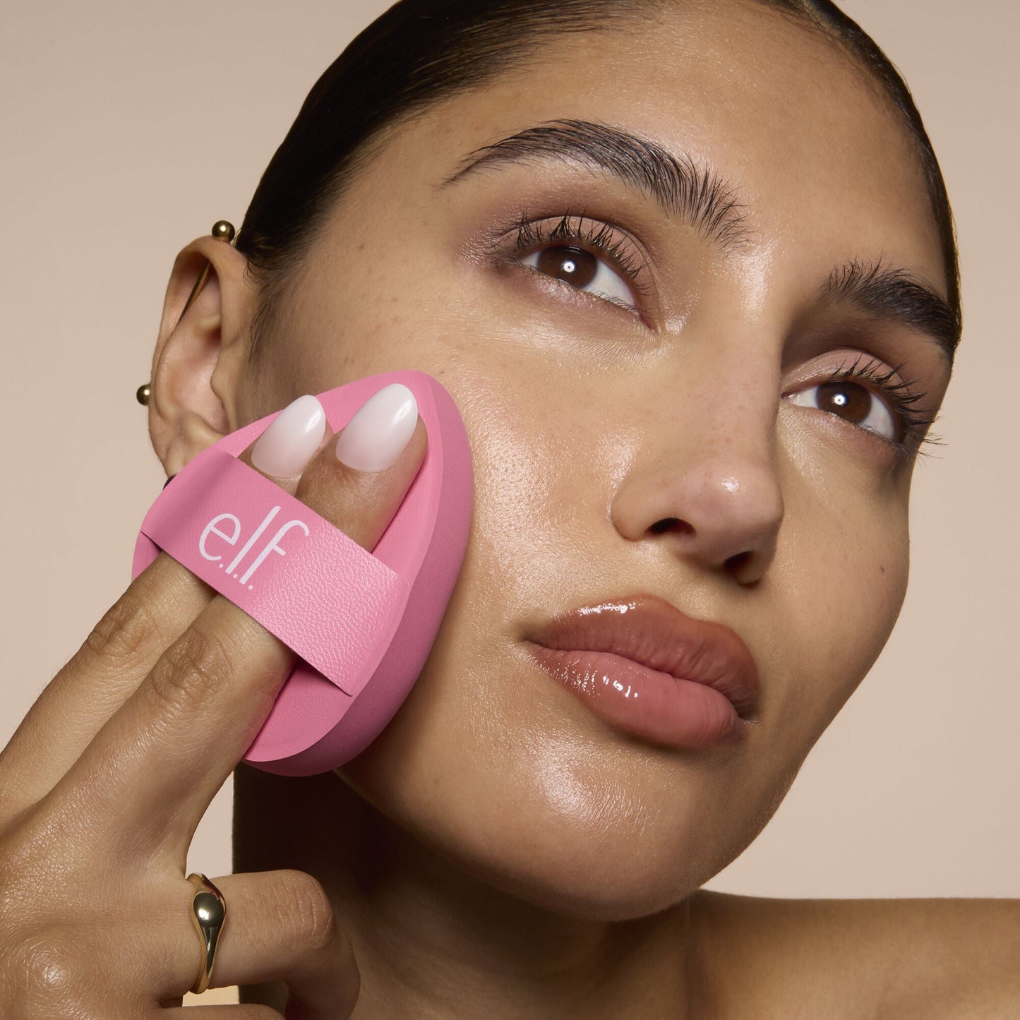pillow-puff-foundation-sponge-c7 81838_MOM_PILLOW_PUFF_FOUNDATION_SPONGE_TOOL_SHOT_SONALI_0126_V2.jpg