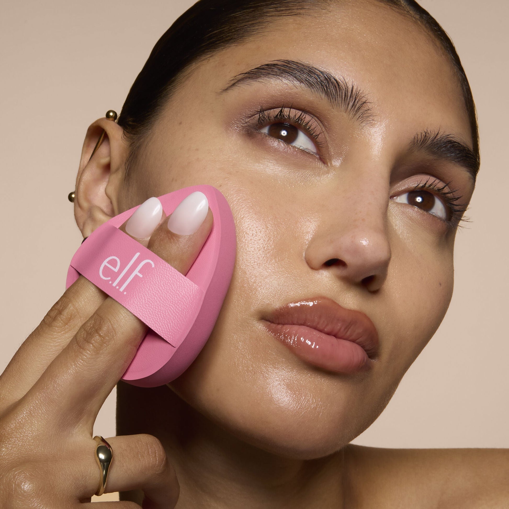 pillow-puff-foundation-sponge-c7 81838_MOM_PILLOW_PUFF_FOUNDATION_SPONGE_TOOL_SHOT_SONALI_0126_V2.jpg
