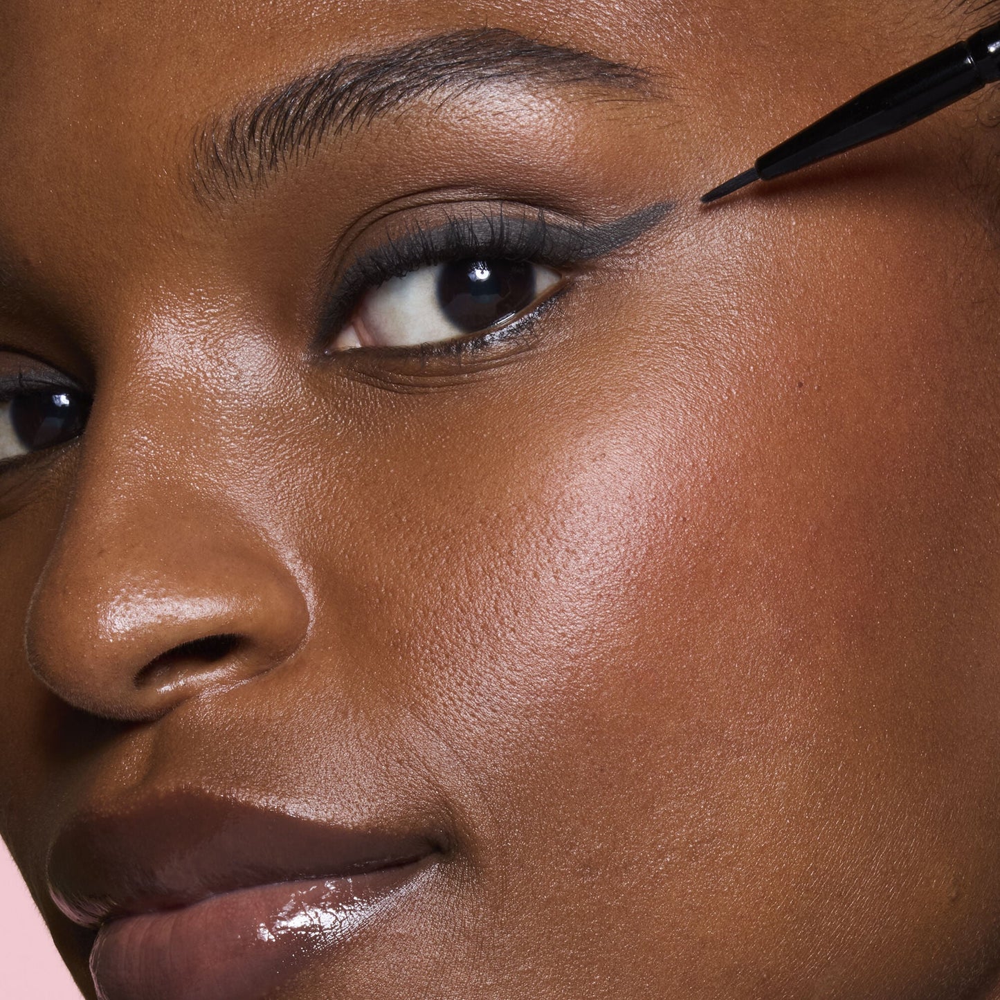 ultra-fine-eyeliner-brush-x9 81915_ULTRA_FINE_EYELINER_BRUSH_TOOL_SHOT_MOM_TSHECA_0120_v2.jpg