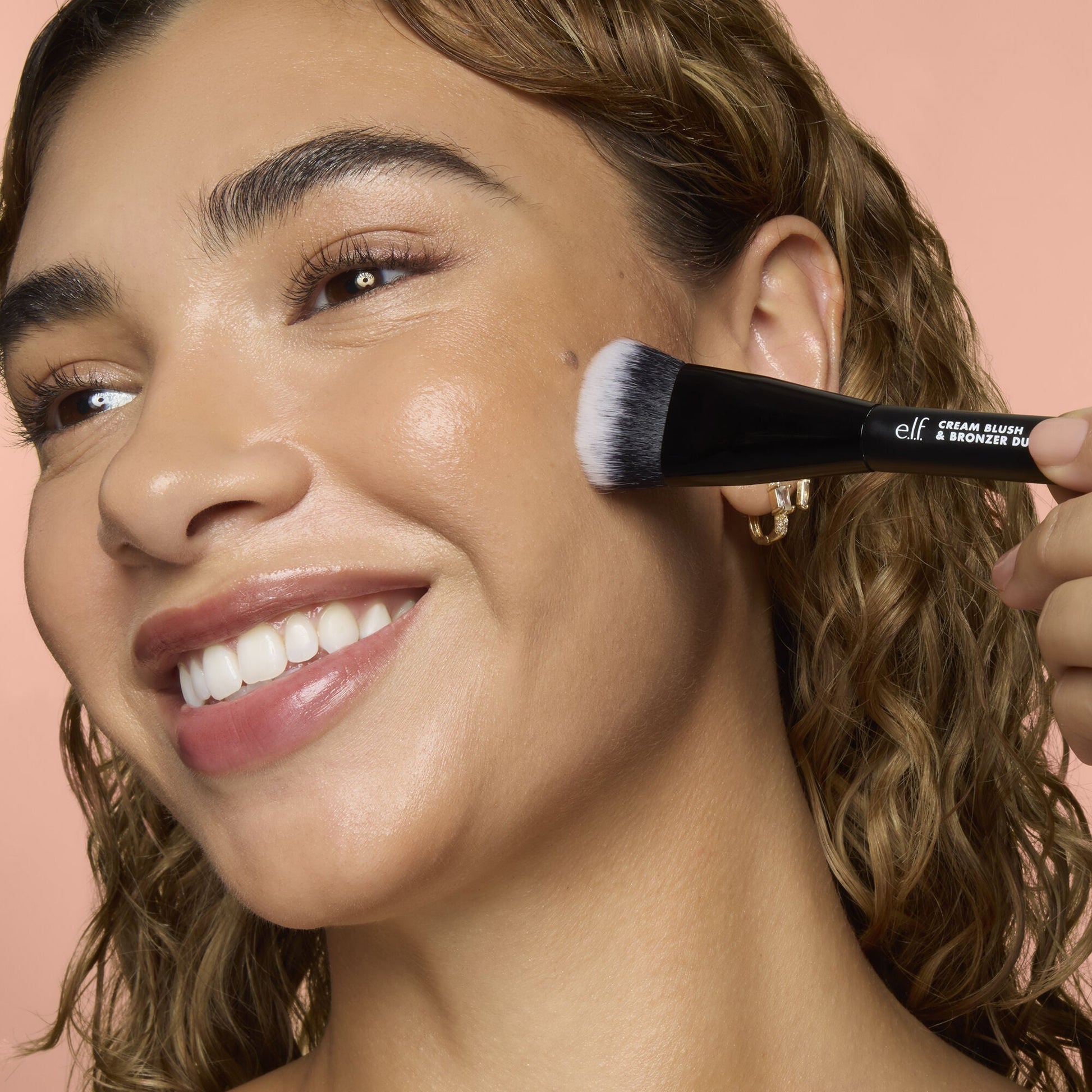 cream-blush-and-bronzer-duo-brush-x5 83857_CREAM_BLUSH_BRONZER_DUO_BRUSH_Q4_Alyssa_0173_V4_388aa08a-f9a4-4160-ae36-d9cdde1f6141.jpg