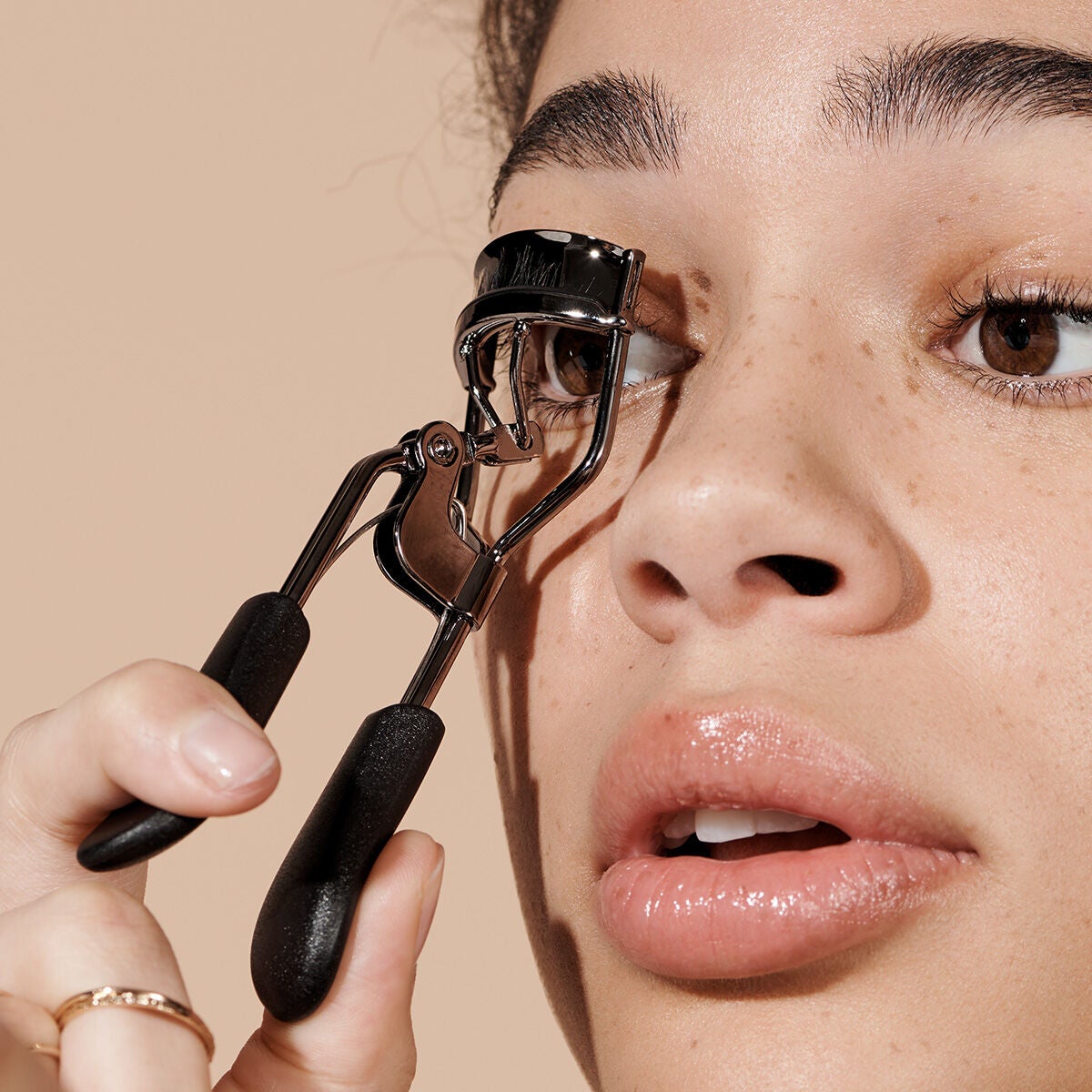 pro-eyelash-curler-x4 84067_ProEyelashCurler_Model.jpg