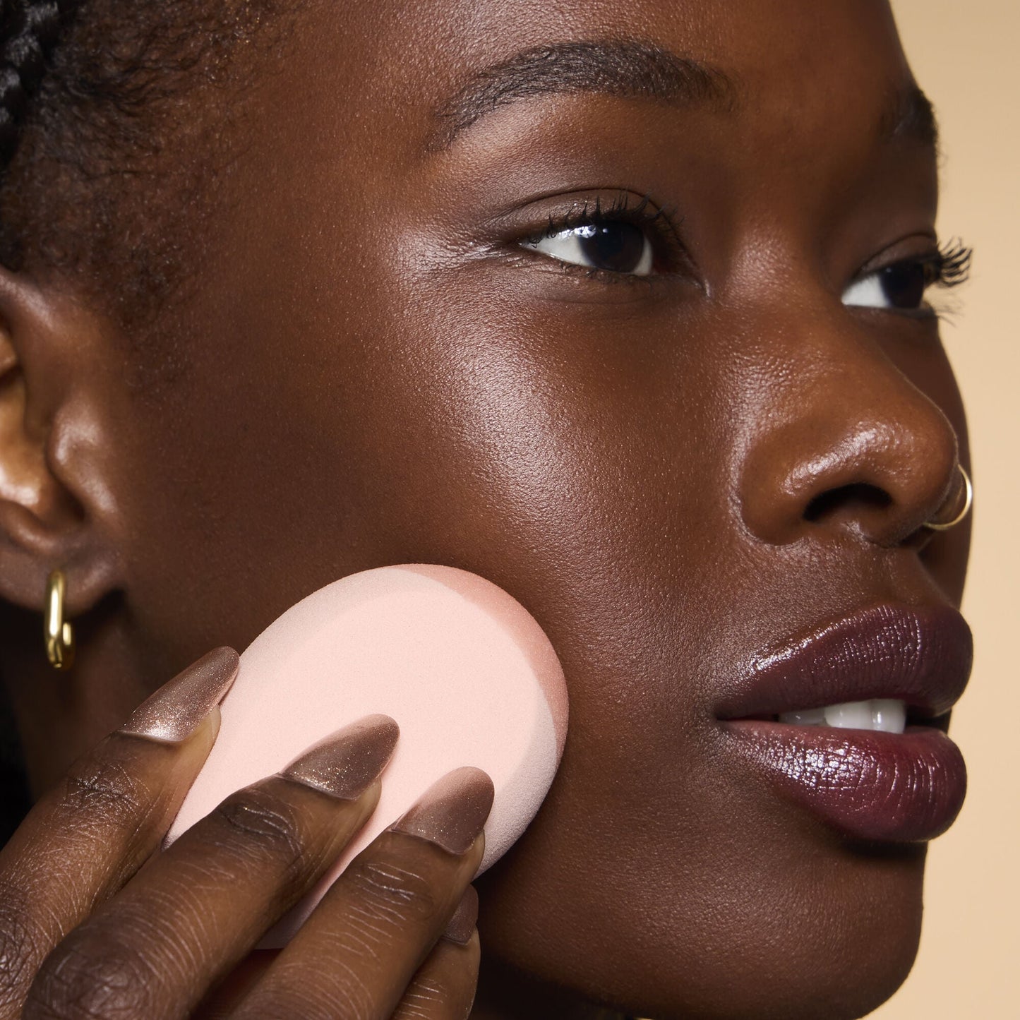 halo-glow-angled-silicone-face-sponge-c6 84235_HALO_GLOW_ANGLED_SILICONE_FACE_SPONGE_BILLIE_0078_V3.jpg