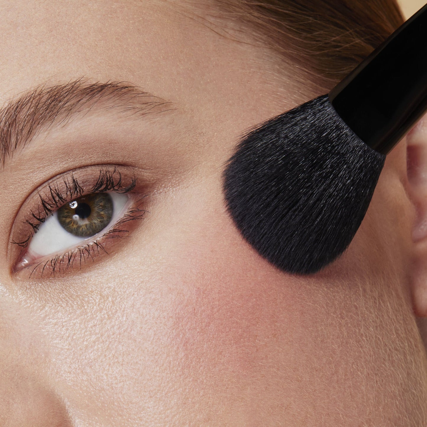 full-face-and-eye-makeup-brush-set-with-travel-case-q1 84674_FULL_FACE_EYE_BRUSH_SET_BLUSH_BRUSH_CARI_0086.jpg