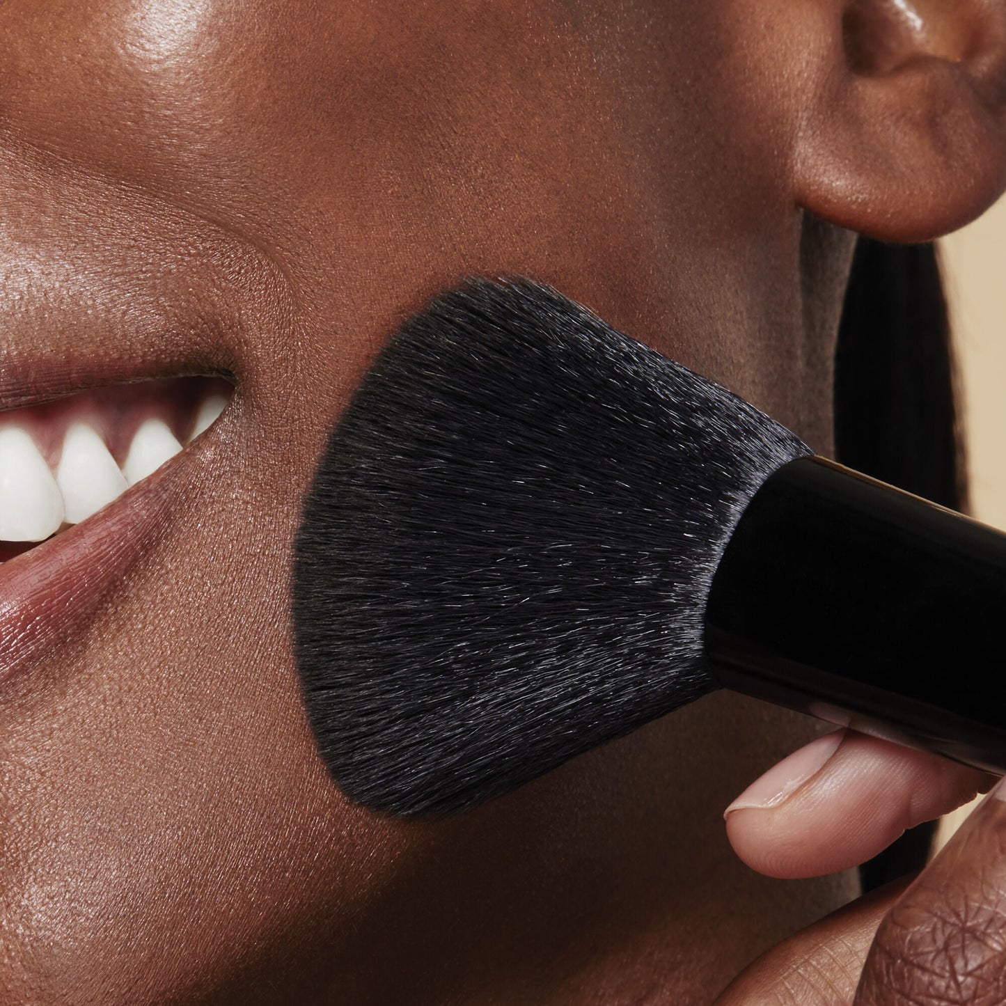 full-face-and-eye-makeup-brush-set-with-travel-case-q1 84674_FULL_FACE_EYE_BRUSH_SET_POWDER_BRUSH_DJ_0118.jpg
