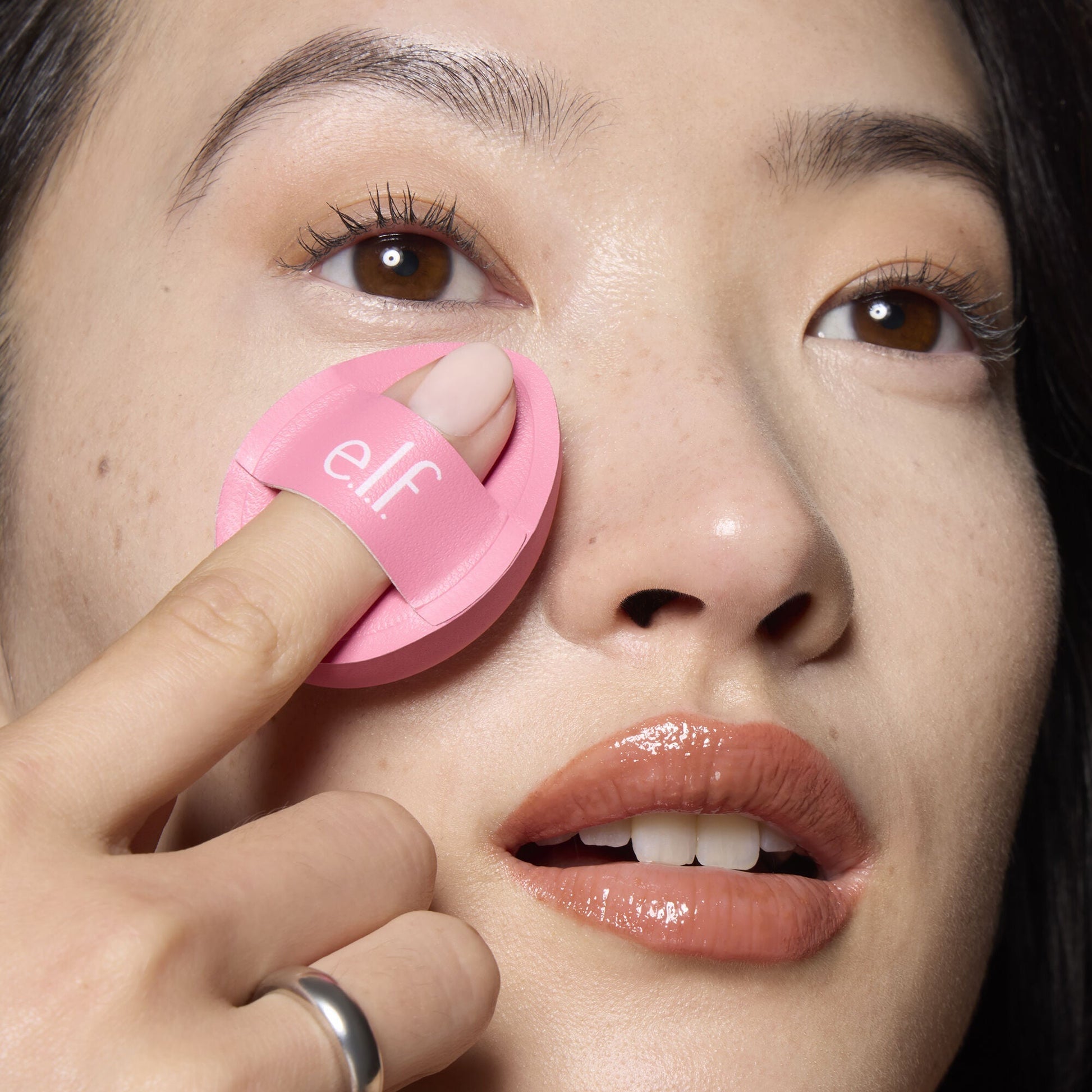 pillow-puff-concealer-sponge-l6 85120_MOM_PILLOW_PUFF_CONCEALER_SPONGE_TOOL_SHOT_SAKURA_V1_0095_V3.jpg