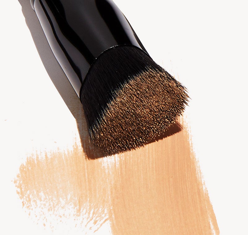 triangular-buffing-foundation-brush-w4 shot.jpg